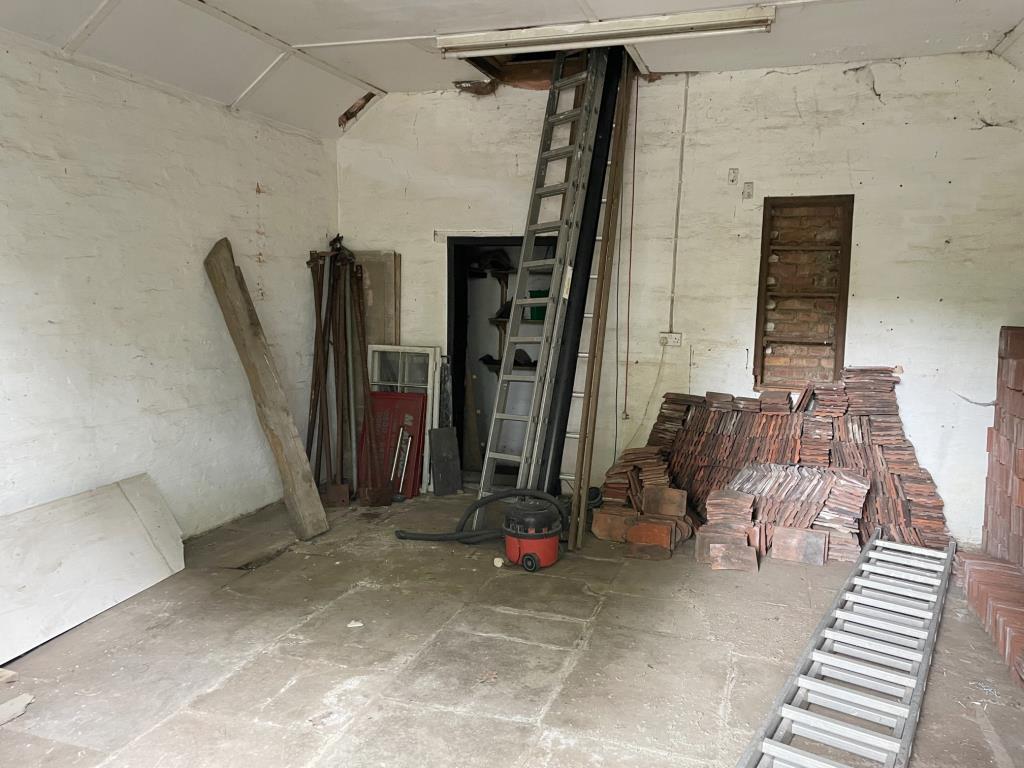 Lot: 147 - DETACHED BUILDING WITH POTENTIAL - internal view of property
